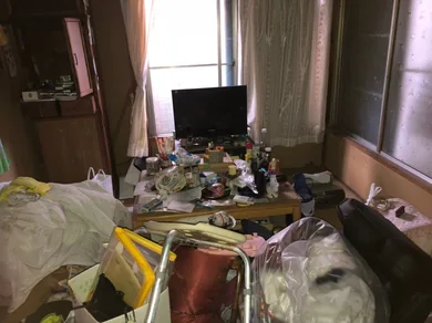 家具や生活用品が多く残る室内