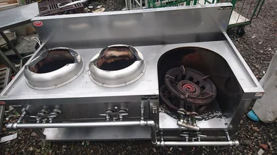屋外に置かれた三口の大型調理器具