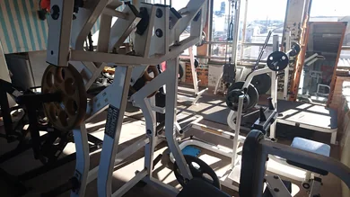 室内に並ぶトレーニング器具