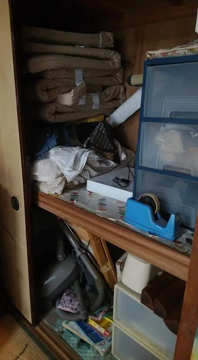 整理前:寝具や収納用品が入った押し入れ