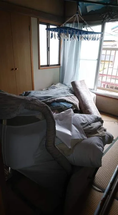 整理前:寝具や生活用品が残る和室