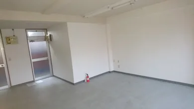 荷物がほぼなく、床と出入口が見える室内