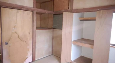 扉を開いた、荷物のない木製押し入れ
