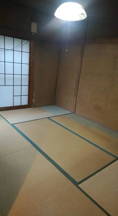 家財がなく、畳と木壁、障子が見える和室