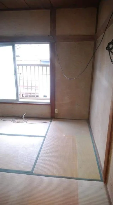 窓と畳、壁際の配線が見える和室